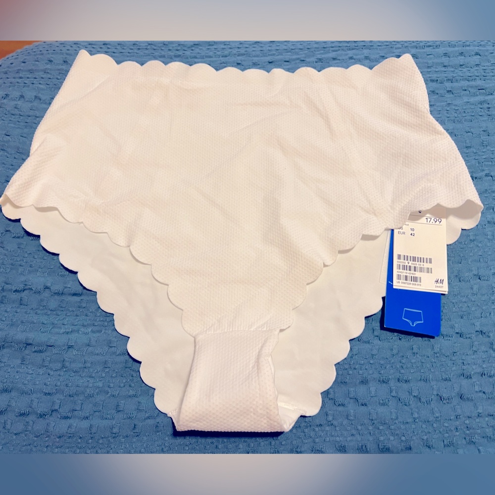 H&M - Highwaist Scallop Swim Bottoms - size 10. NWT